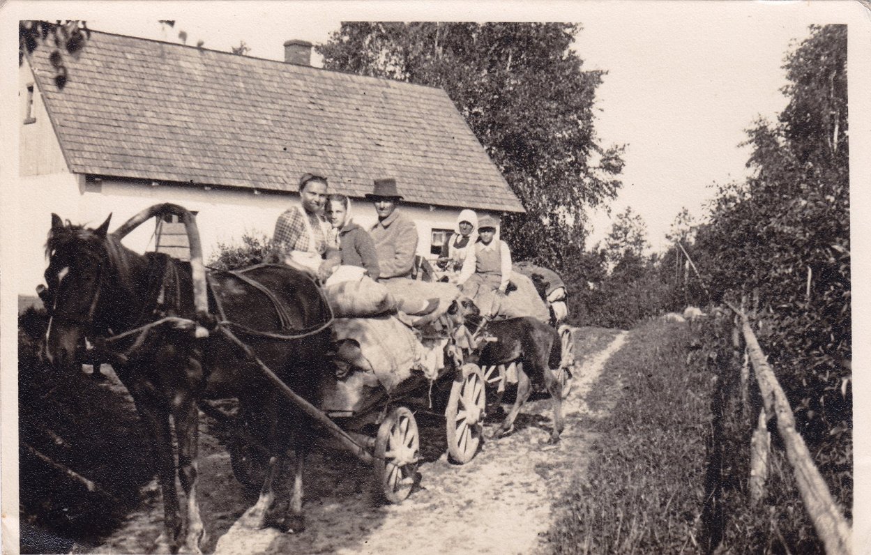 Grāveru ģimene atgriežoties no Kurzemes bēgļu gaitām 1946. gadā