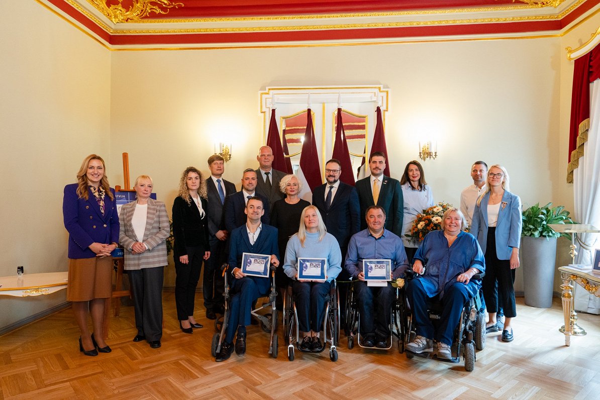 &quot;Latvijas pasts&quot; godina Parīzes paralimpisko spēļu čempionus ar īpašu pastmarku bloku.