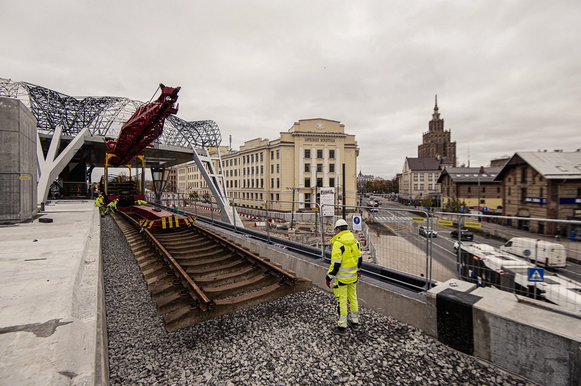 Rīgas Centrālajā stacijā ieklāj sliežu posmus.