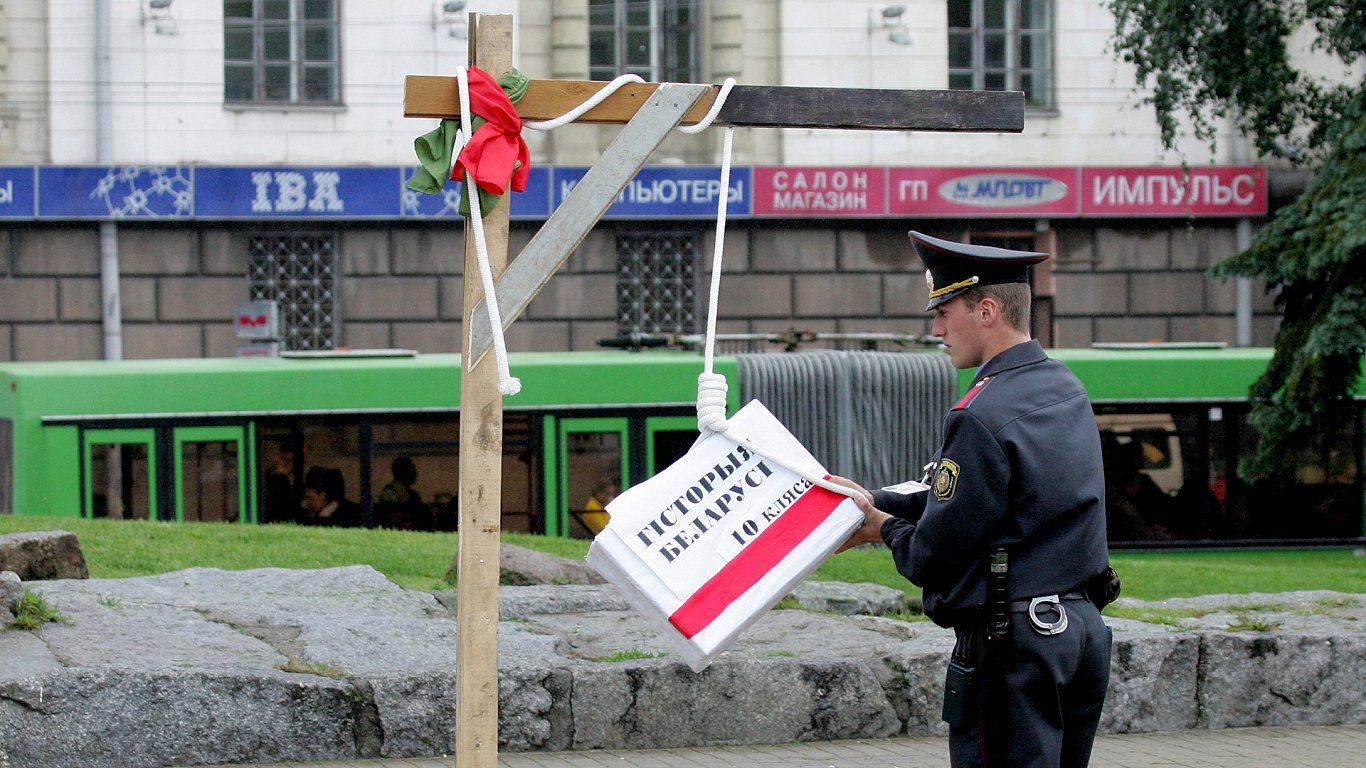 Ликвидация инсталляции, установленной активистами в знак протеста против прекращения преподавания в...