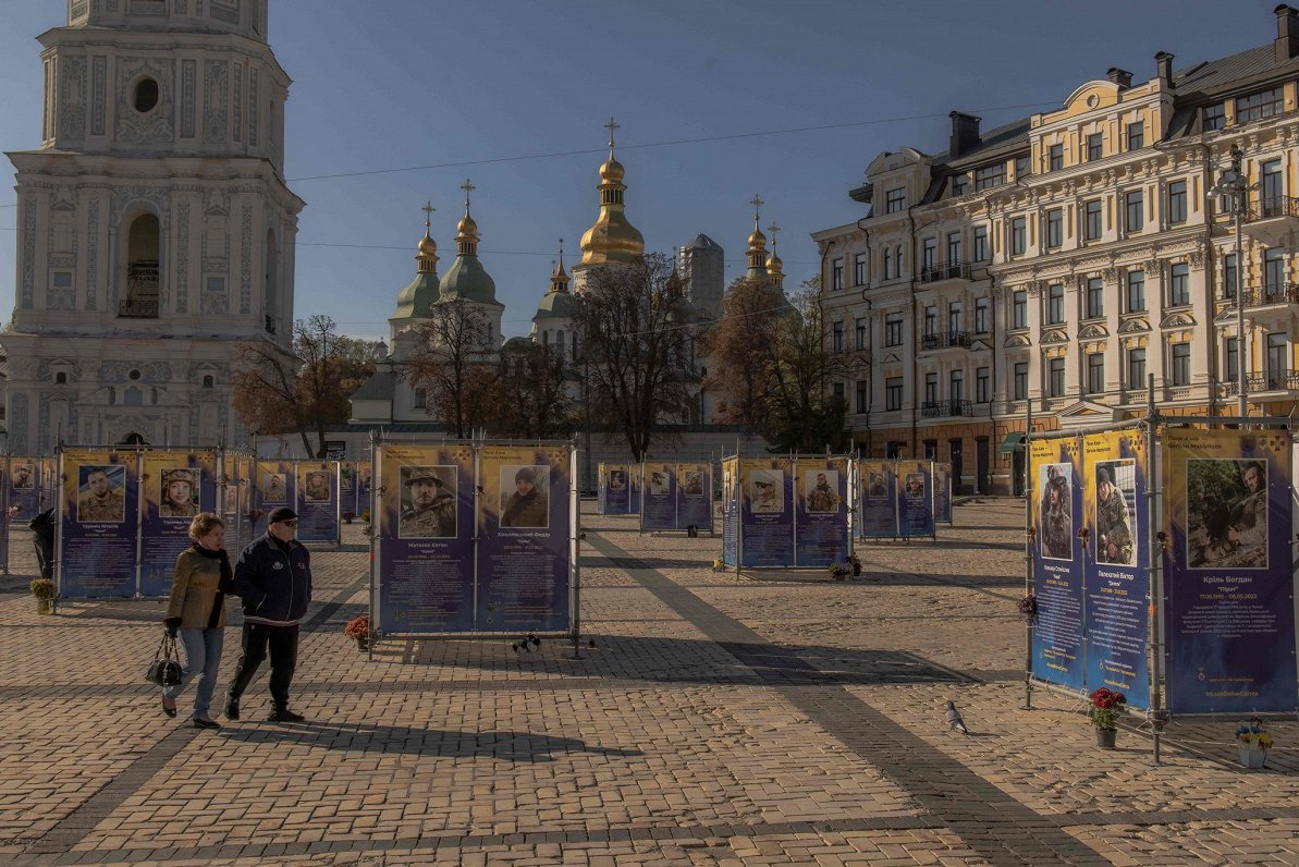 Люди рассматривают на площади плакаты в честь бойцов полка «Азов». Украина, Киев, 20.10.2024.