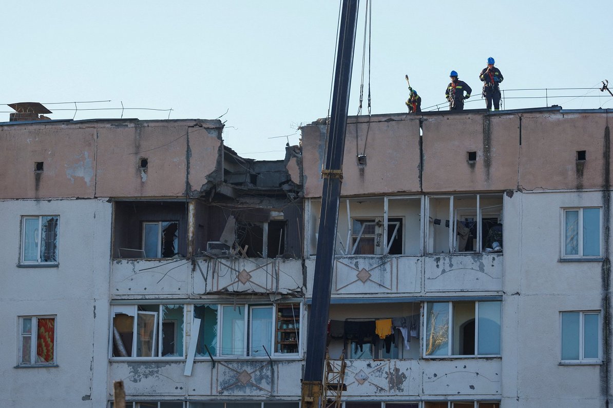 Krievijas armijas dronu uzlidojumā cietis dzīvojamais nams Kijivā.