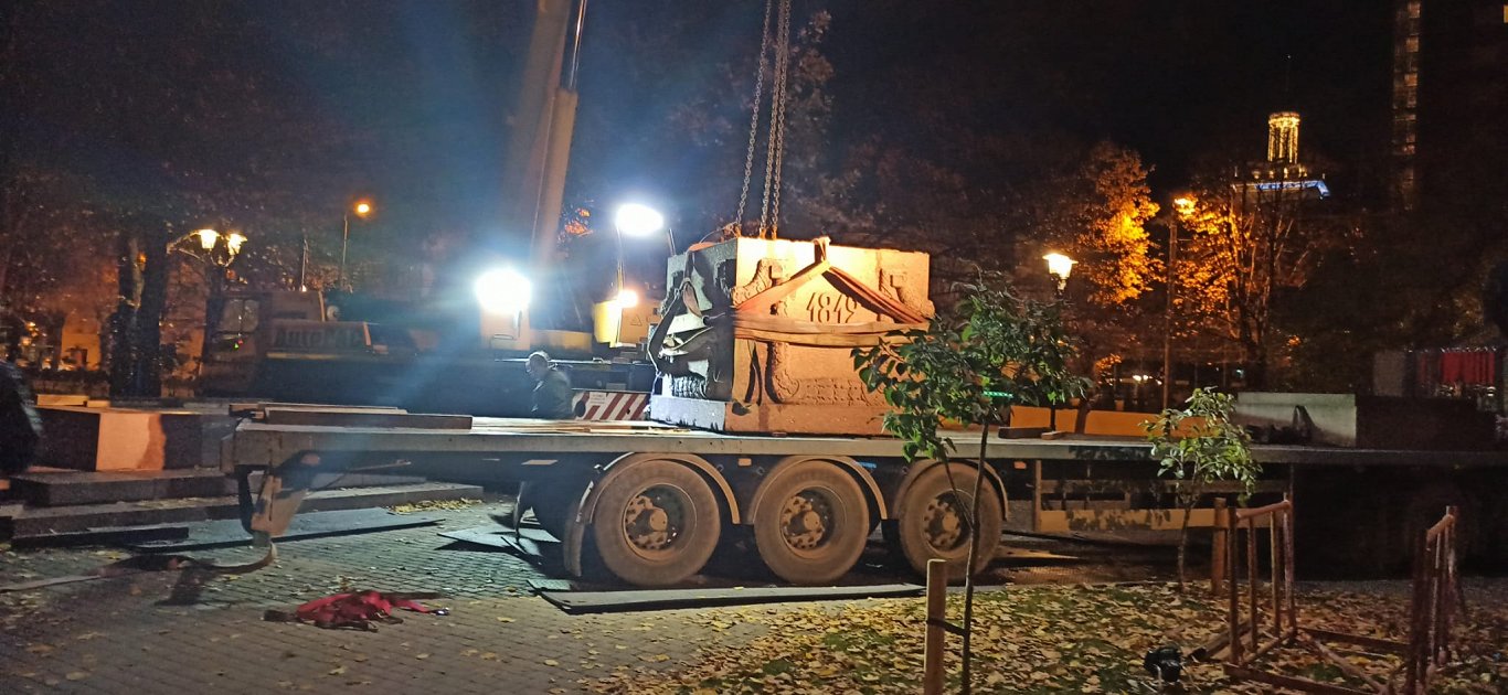 Dismantling of De Tolly's monument