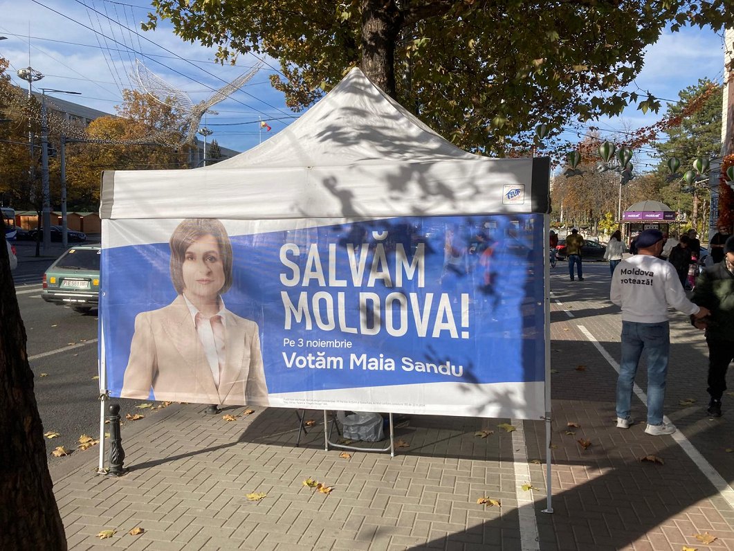 Sandu kampaņas telts uz vienas no Kišiņevas centrālajām ielām.