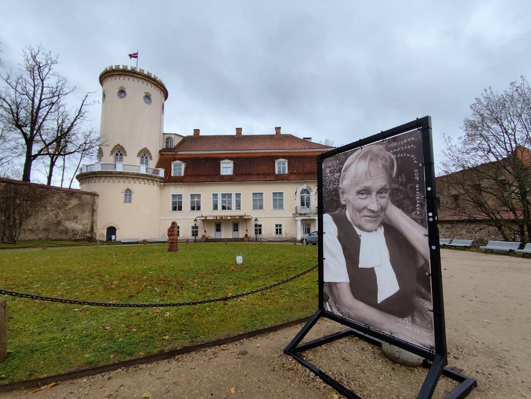 Cēsu muzejā izstāde «Dzīvais cimds» un sākas «Jettes skola»