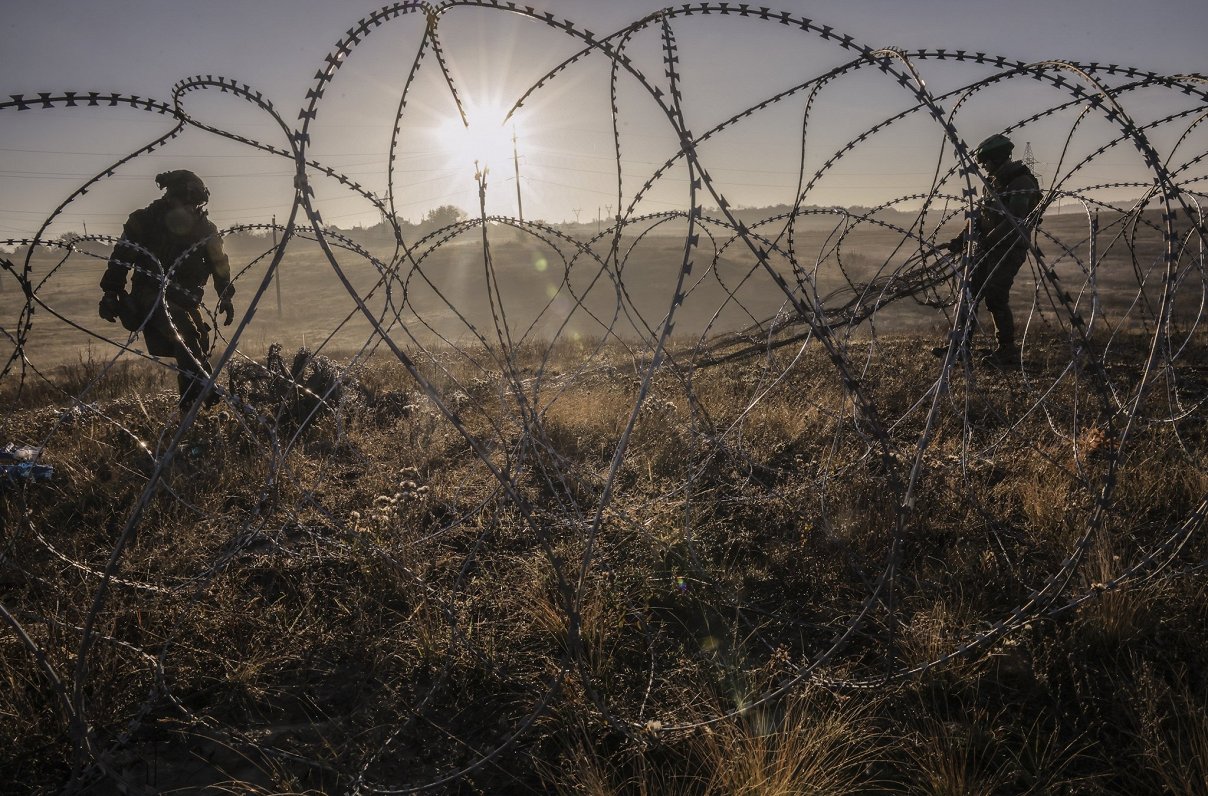 Ukrainas armijas karavīri uzstāda mīnas frontē pie Časivjaras.